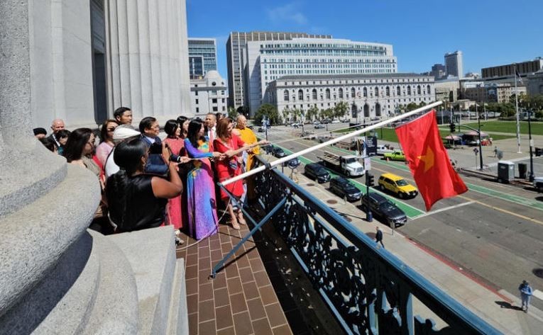 Le drapeau vietnamien flotte fièrement dans le ciel de San Francisco. Photo: baoquocte