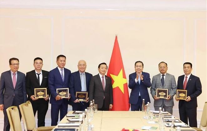 Le président de l'AN Trân Thanh Mân rencontre des entreprises vietnamiennes en Russie. Photo : VNA.