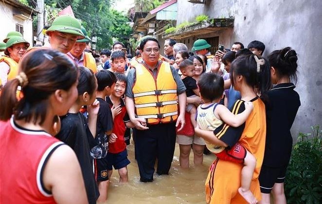 Le Premier ministre Phạm Minh Chính vient conforter les habitants sinistrés dans la commune de Vân Hà, cité municipale de Viêt Yên, province de Bac Giang. Photo : VNA.