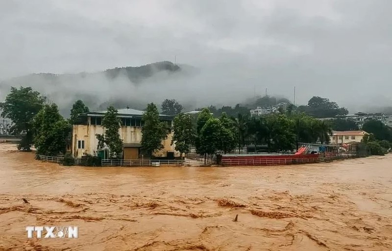 Le typhon Yagi et sa circulation ont déclenché des pluies torrentielles dans toute la région du Nord, en particulier dans les provinces montagneuses du Nord du Vietnam, entraînant de lourdes pertes en vies humaines et en biens et affectant gravement les activités économiques et la vie des populations. Photo : VNA.