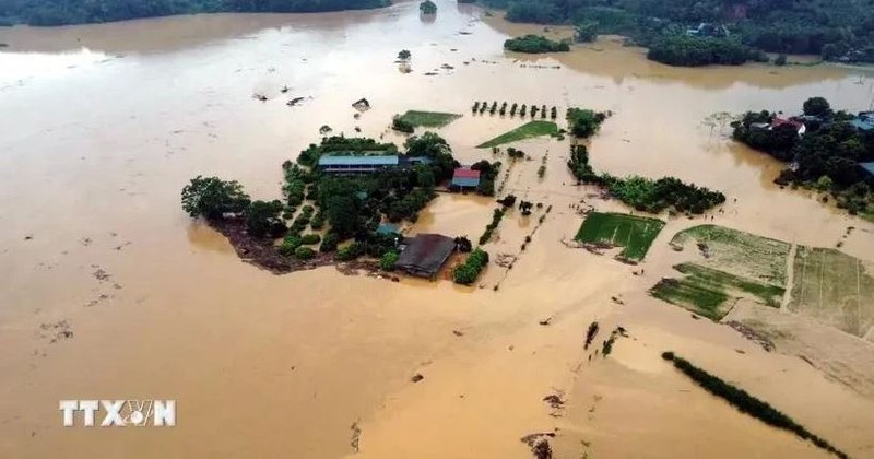 La province de Tuyên Quang (au Nord du Vietnam) a demandé aux autorités locales de faire en sorte que la population s'éloigne le plus possible des zones inondées et ne manque pas de nourriture et d'eau potable. Photo : VNA.