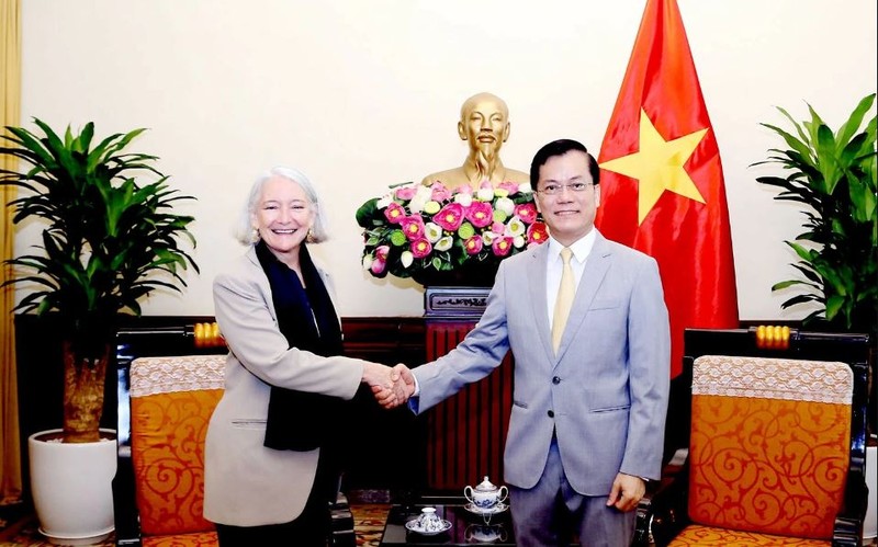 Le vice-ministre des Affaires étrangères Ha Kim Ngoc (à droite) et Tammi Lynn Sharpe, représentante du Haut Commissariat des Nations unies pour les réfugiés (UNHCR) au Vietnam. Photo: baoquocte