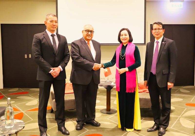 La vice-présidente de l'Assemblée nationale, Nguyen Thi Thanh (2e à droite) rencontre Anand Satyanand, président de l'Association d'amitié Nouvelle-Zélande-Vietnam. Photo : quochoi.vn