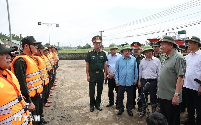 Le secrétaire général du Parti et président de l'État, To Lam (deuxième à partir de la droite), visite une force renforçant un site important de la digue de la rivière Lo dans la commune de Truong Sinh du district de Son Duong, province de Tuyen Quang, le 12 septembre. (Photo : VNA.