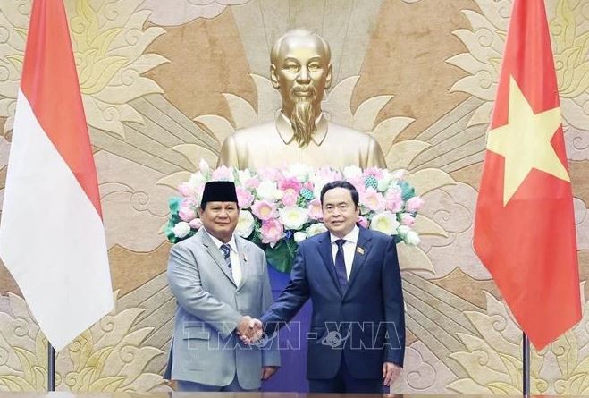 Le président de l’Assemblée nationale Trân Thanh Mân (à droite) et le président élu indonésien Prabowo Subianto se serrent la main, à Hanoi le 14 septembre. Photo : VNA.