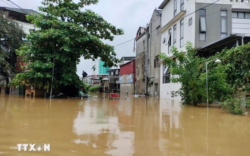 La ville de Yên transformée en lac trouble et boueux après le passage du typhon Yagi et des inondations qui ont suivi, le 10 septembre. Photo: VNA