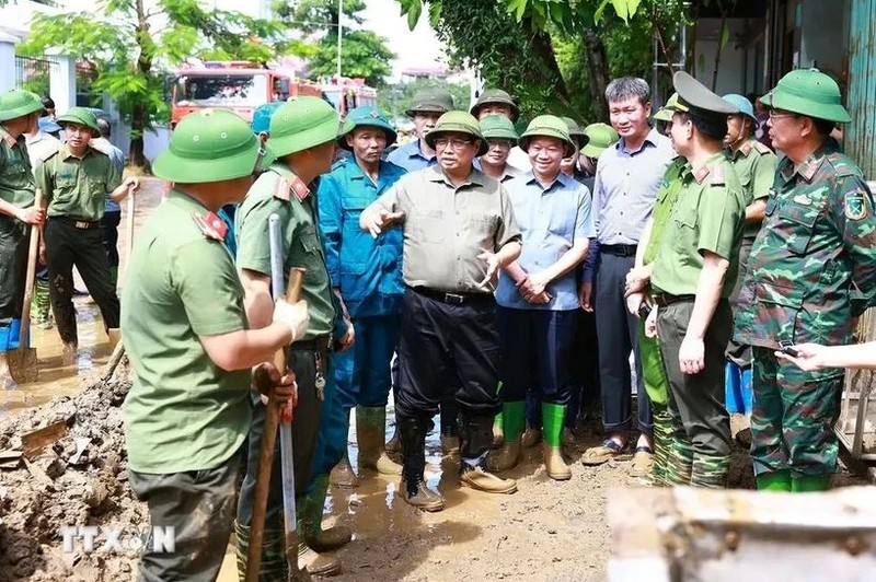 Le Premier ministre vietnamien Pham Minh Chinh inspecte la réparation des dégâts du typhon Yagi dans la ville d'Yên Bai. au Nord du VietnamPhoto : VNA.