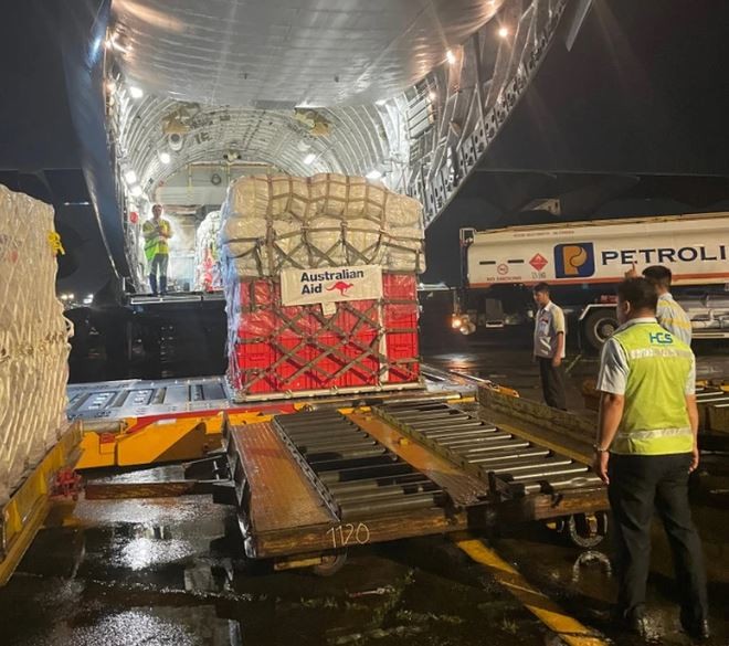 L’Australie achemine par avion-cargo du matériel d’aide d’urgence vers l’aéroport international de Nôi Bài, à Hanoi. Photo : Ambassade d'Australie au Vietnam.