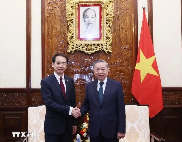 Le secrétaire général du Parti communiste du Vietnam (PCV) et président de la République, To Lam (droite), et l’ambassadeur de Chine au Vietnam, He Wei. Photo : VNA.