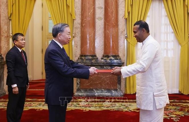 L'ambassadeur du Sri Lanka, Poshitha Perera (à droite), présente ses lettres de créance au secrétaire général du Parti et président de l'État, To Lam, à Hanoi, le 17 septembre. Photo : VNA.