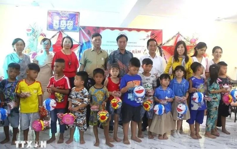 Remise de cadeaux à des enfants d'origine vietnamienne au Cambodge. Photo : VNA.