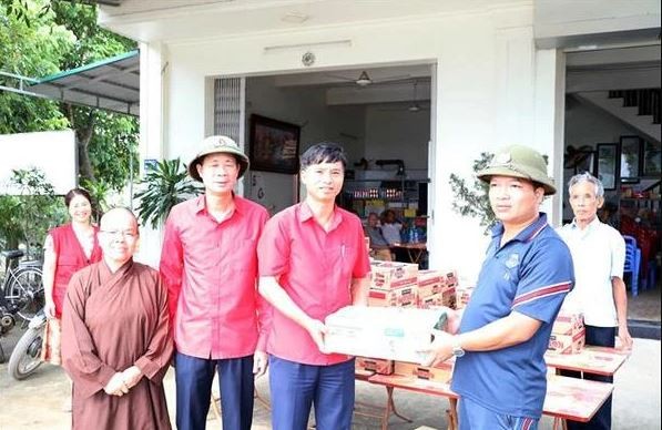 La Croix-Rouge de la province de Ha Nam a remis près de 2.000 paquets cadeaux au Comité populaire de la commune de Kiên Khê, district de Thanh Liêm, province de Hà Nam pour venir en aide aux habitants locaux touchés par les inondations. Photo : VNA.