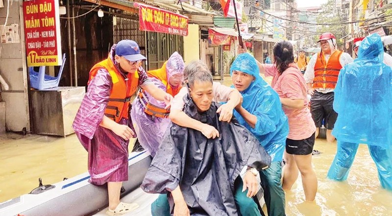 Aider les gens dans l'arrondissement de Hoan Kiem, à Hanoï. Photo: NDEL