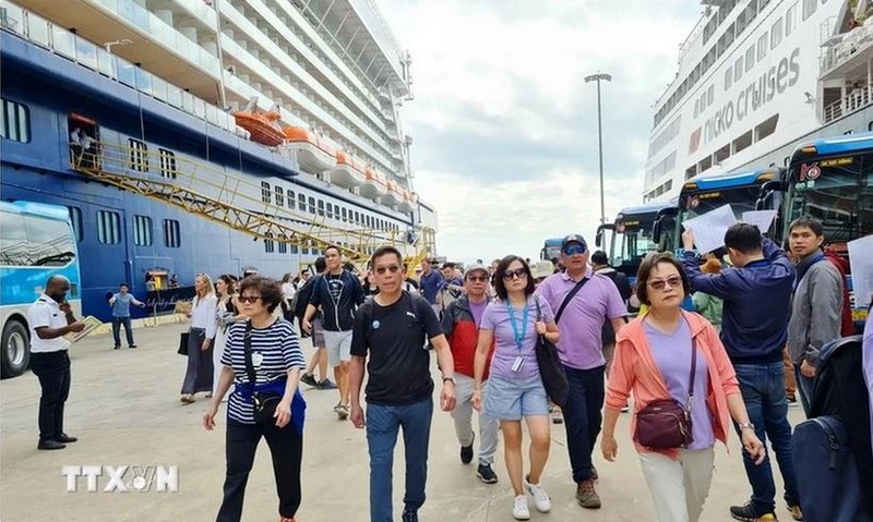 Les visiteurs étrangers à Ha Long. Photo : VNA