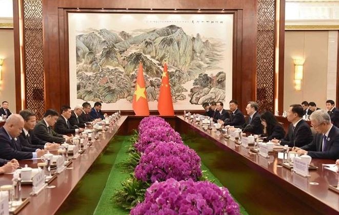 L'entretien entre le vice-Premier ministre Ho Duc Phoc et le vice-Premier ministre du Conseil des affaires de l'État de Chine, Ding Xuexiang. Photo : VNA.