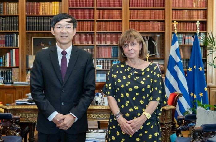 L'ambassadeur vietnamien en Grèce, Le Hong Truong (à gauche), et la présidente grecque Katerina Sakellaropoulou. Photo: baoquocte