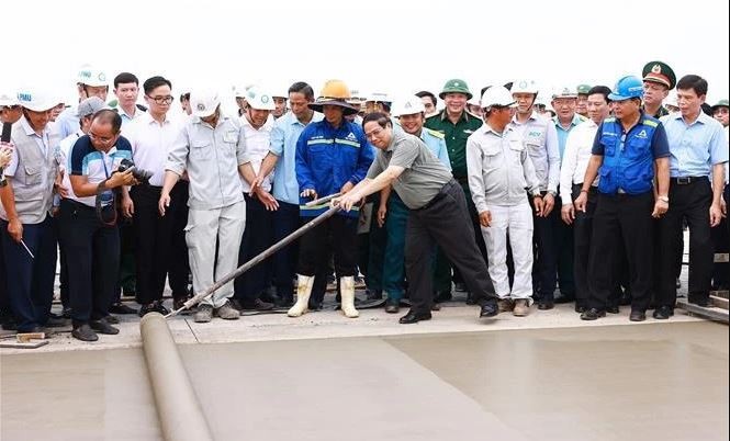 Le Premier ministre Pham Minh Chinh sur le chantier du projet de l'aéroport international de Long Thanh. Photo : VNA.