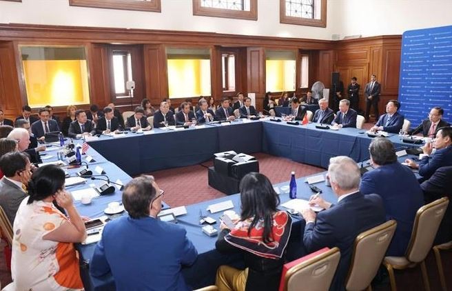 Le secrétaire général du Parti et président de la République Tô Lâm reçoit des experts et des universitaires à l’Université Columbia, à New York, le 23 septembre. Photo : VNA.