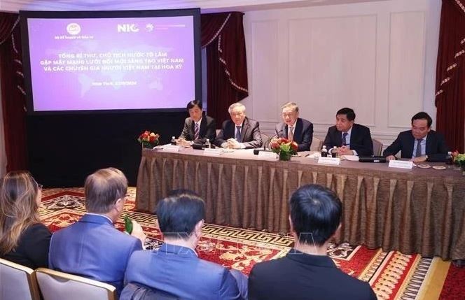 Le secrétaire général et président Tô Lâm (centre) rencontre des membres du Vietnam Innovation Network, aux États-Unis, le le 23 septembre. Photo : VNA.