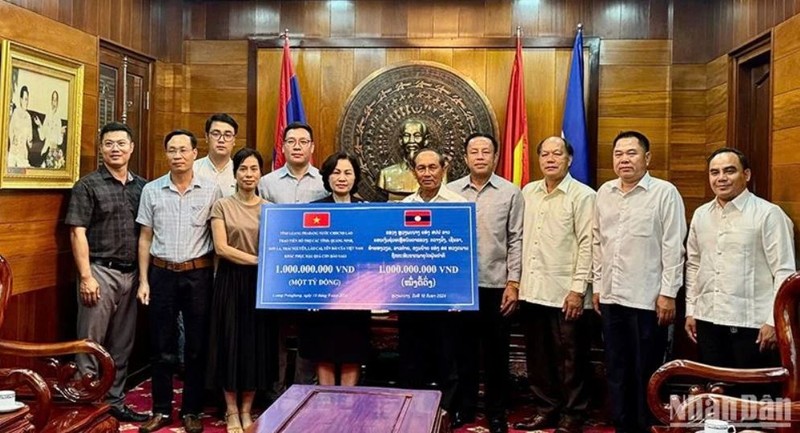 La province de Luang Prabang au Laos a fait un don d’un milliard de dongs pour aider les provinces vietnamiennes à surmonter les conséquences du typhon no 3. Photo: NDEL