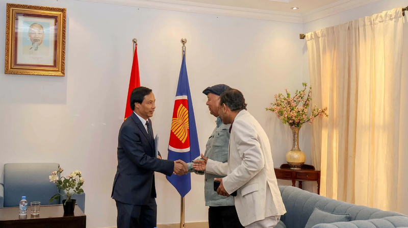 L'ambassadeur du Vietnam au Qatar, Nguyen Huy Hiep, rencontre des représentants de la presse au siège de l'ambassade du Vietnam au Qatar. Photo: baoquocte