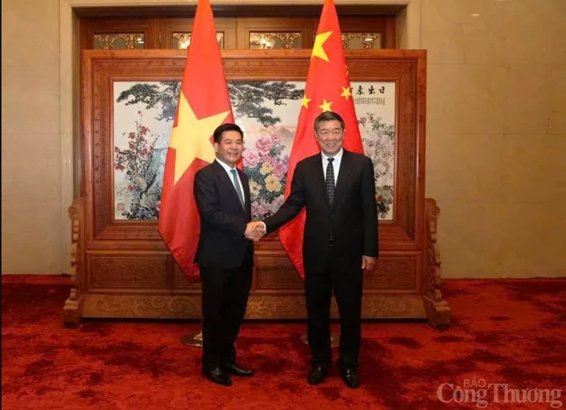 Le ministre vietnamien de l'Industrie et du Commerce Nguyen Hong Dien (gauche) a eu une entrevue le 30 septembre à Pékin avec le vice-Premier ministre chinois He Lifeng. Photo : VNA