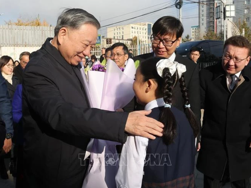 Le secrétaire général du Parti communiste du Vietnam et président Tô Lâm s’est rendu ce mardi matin 1er octobre à l’École Hô Chi Minh à Oulan-Bator. Photo : VNA.