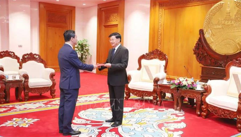 L'ambassadeur du Vietnam au Laos, Nguyen Minh Tam, présente ses lettres de créance au secrétaire général du Parti et président lao, Thongloun Sisoulith. Photo : VNA.