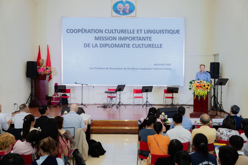 L'ambassadeur Nguyen Thiep, vice-président de l'Association d'amitié et de coopération Vietnam-France, prend la parole. Photo: CLEF