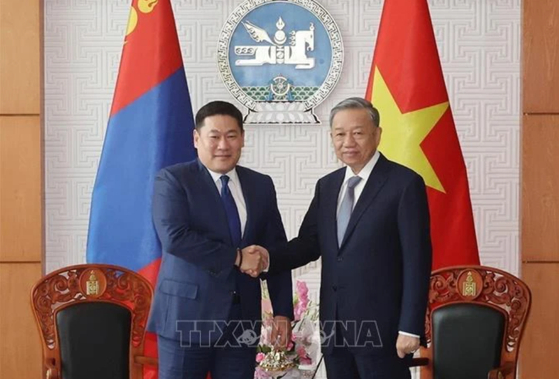 Le secrétaire général du Parti communiste du Vietnam et président Tô Lâm (droite) et le Premier ministre de Mongolie Luvsannamsrain Oyun-Erdene. Photo : VNA.