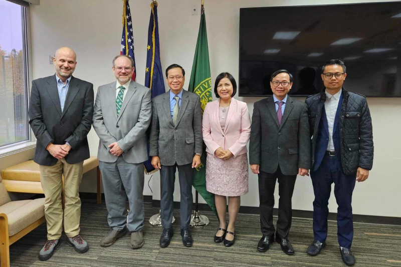 Le Consul général Hoang Anh Tuan et les dirigeants de l'Université d'Alaska à Anchorage (UAA). Photo: TLSQ VN à San Francisco