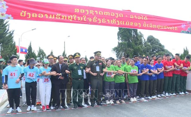 Les jeunes officiers des forces de protection des frontières du Vietnam et du Laos participent à une course. Photo: VNA