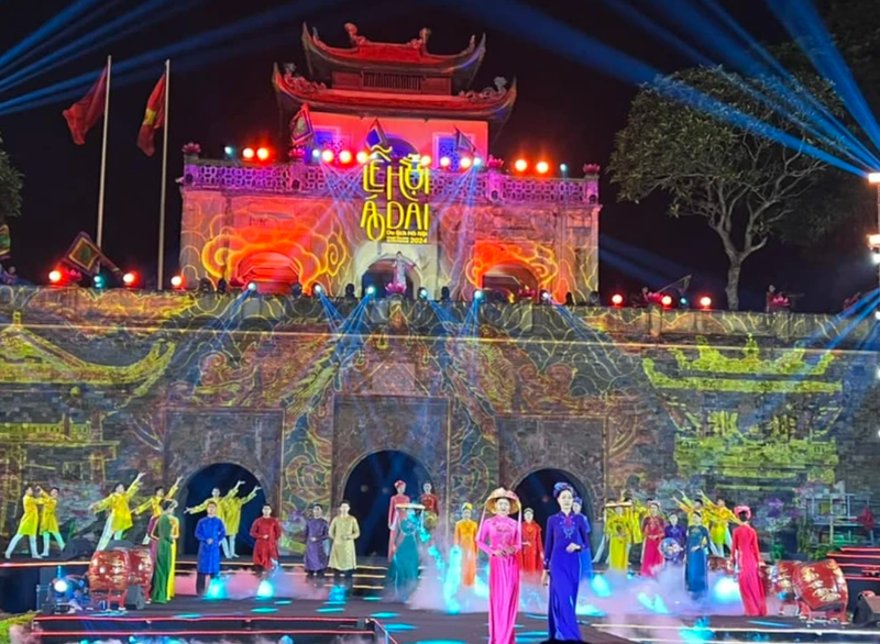 La quintessence de l’ao dai converge à la Citadelle de Thang Long. Photo: NDEL