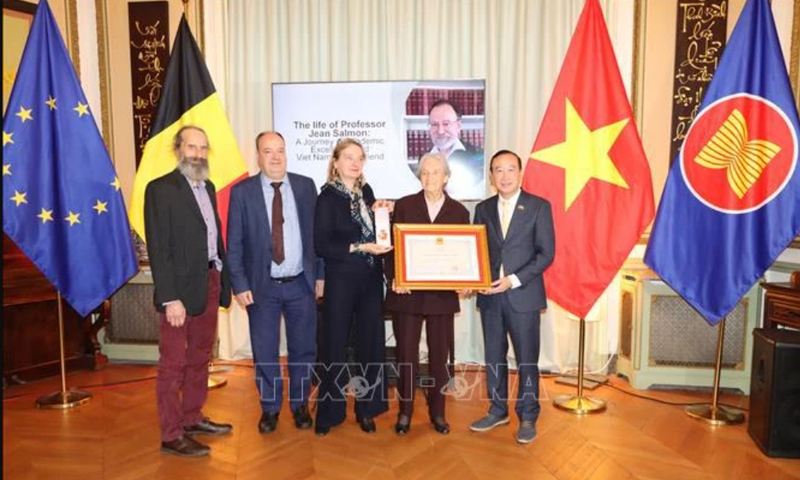 L’Ambassadeur du Vietnam en Belgique, Nguyên Van Thao, remet l&#39;Ordre de l’Amitié de l’État vietnamien au défunt Professeur Jean Salmon à sa famille. Photo : VNA.