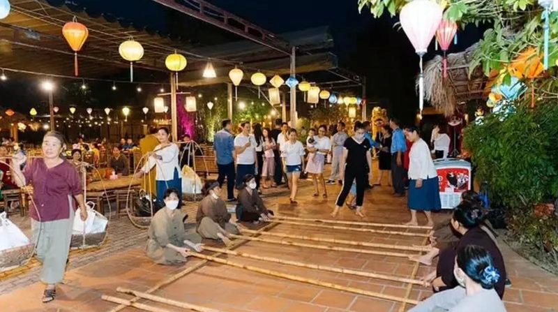 Des visiteurs explorent l'espace du "marché rural" et expérimentent des jeux folkloriques traditionnels dans le cadre du spectacle "L'essence du Nord". Photo : page de fans du spectacle.