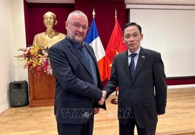 Le secrétaire du Comité central du Parti communiste du Vietnam et chef de sa Commission centrale des relations extérieures, Lê Hoai Trung (droite), a rencontré le 4 octobre à Paris le secrétaire international au sein du Parti socialiste de France, Dylan Boutiflat. Photo : VNA.