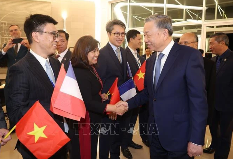 Des Vietnamiens ont accueilli le secrétaire général et président To Lam à l'aéroport d'Orly à Paris, en France. Photo : VNA.