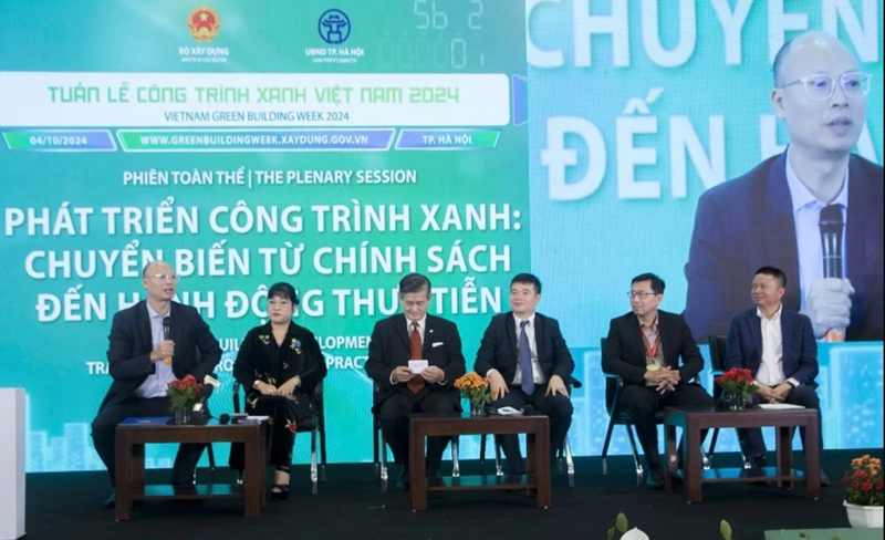 Les délégués de la session plénière de la Semaine des bâtiments verts du Vietnam 2024 ayant pour thème « Développement des bâtiments verts — De la politique à l’action concrète ». Photo : NDEL