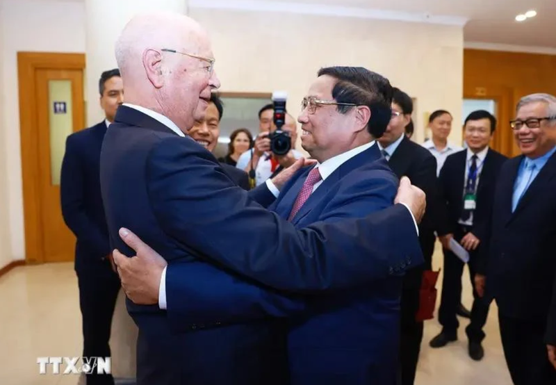 Le Premier ministre Pham Minh Chinh (à droite) et le professeur Klaus Schwab. Photo : VNA.