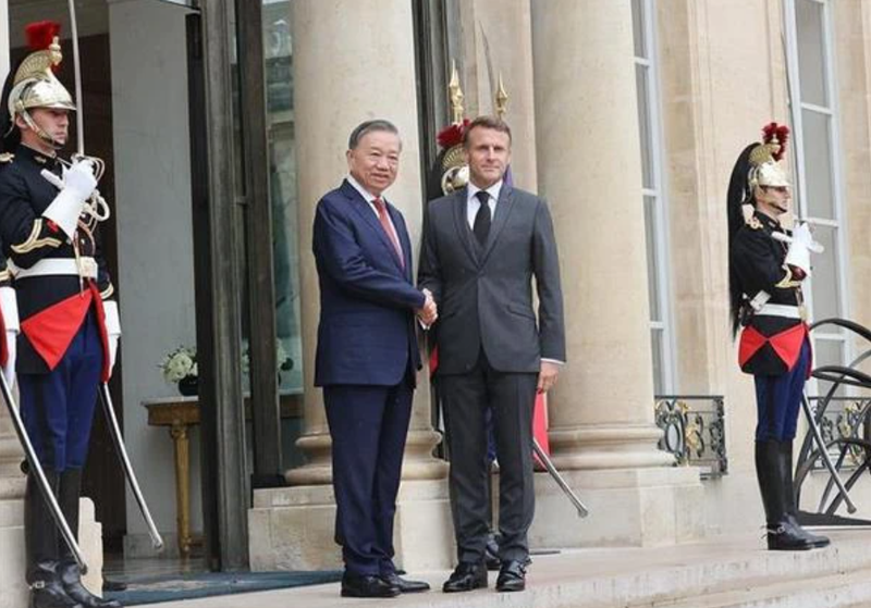 Le secrétaire général du Parti communiste du Vietnam et président de la République, Tô Lâm, (gauche) et le président français Emmanuel Macron. Photo : VNA.