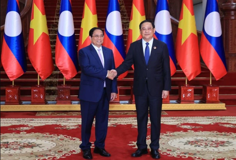 Le Premier ministre Pham Minh Chinh (gauche) et son homologue lao Sonexay Siphandone. Photo: VNA