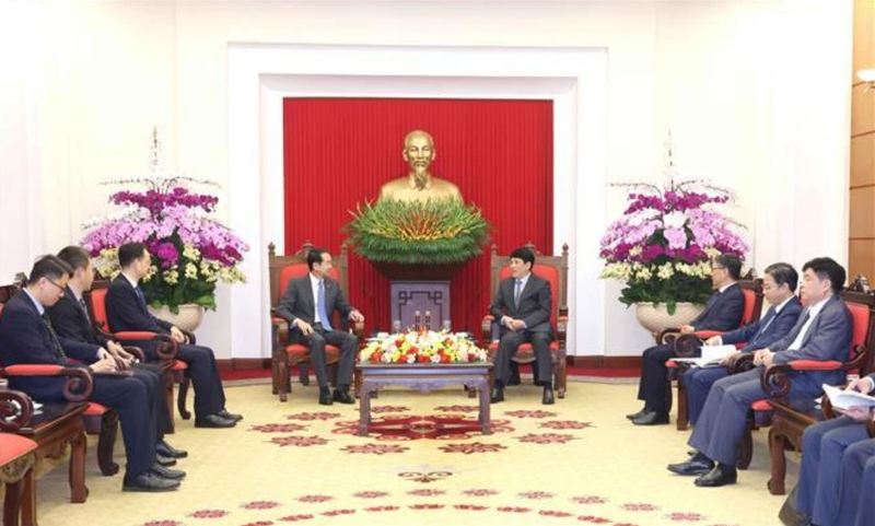 Le permanent du secrétariat du Parti communiste du Vietnam Luong Cuong a reçu mardi matin 8 octobre à Hanoï l'ambassadeur chinois He Wei. Photo : VNA