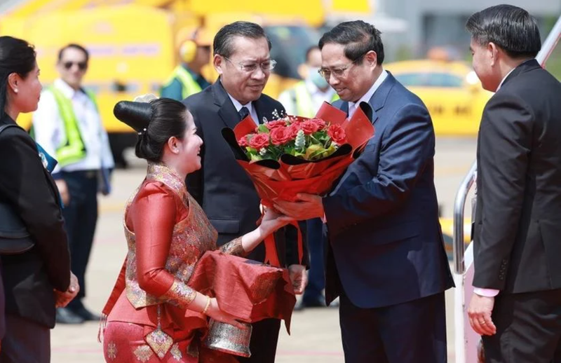 Le Premier ministre Pham Minh Chinh est accueilli à l'aéroport international de Wattay, à Vientiane. Photo : VNA.