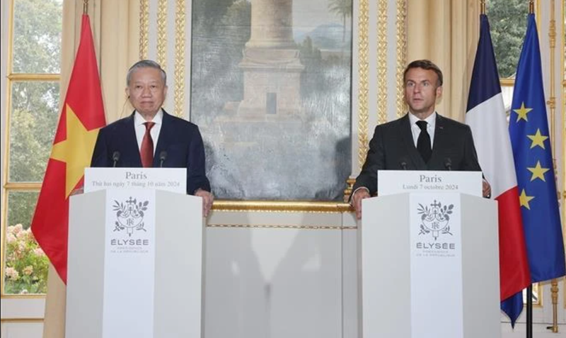 Le secrétaire général du Comité central du Parti communiste du Vietnam et président vietnamien, To Lam (gauche), et le président français, Emmanuel Macron, à la conférence de presse. Photo : VNA.