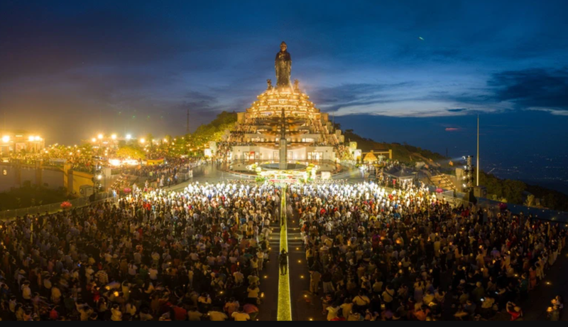 Des milliers de fidèles bouddhistes étrangers viendront au mont Ba Den lors du du Vesak 2025. Photo : NDEL