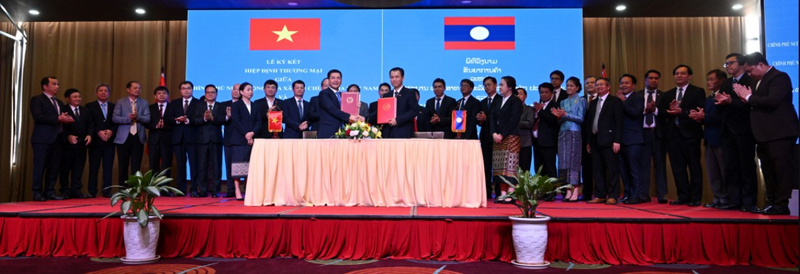 Le ministre Nguyen Hong Dien et son homologue laotienne signent le nouvel accord commercial Vietnam-Laos en avril 2024. Photo de : baocongthuong