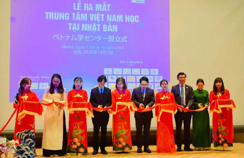 Lors de la cérémonie d'inauguration du « Centre d'études vietnamiennes ». Photo: thoidai