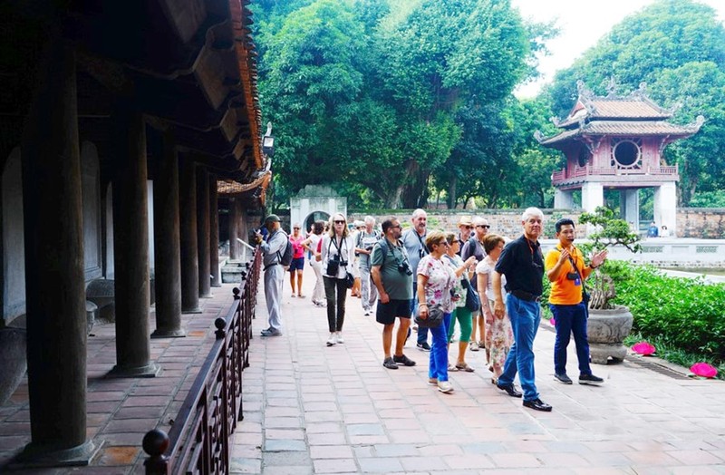 Les visiteurs étrangers au temple de la Littérature à Hanoï. Photo : hanoimoi