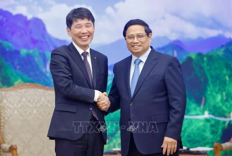 Le Premier ministre Pham Minh Chinh (à droite) serre la main du gouverneur de la préfecture de Gunma, Yamamoto Ichita. Photo : VNA.