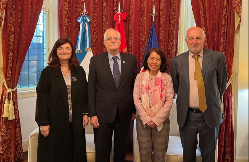 L'ambassadrice du Vietnam en Argentine, Ngô Minh Nguyêt, rencontre Jorge Taiana, chef du département des relations internationales du Parti justicialiste (PJ), ancien ministre argentin de la Défense et des Affaires étrangères. Photo : VNA.